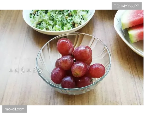 庞伟家客厅堪比酒店大堂，冰箱里却只有外卖盒，我看着怪怪的
