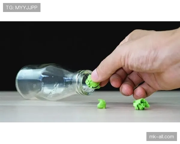 王昶家的冰箱里塞满了能量饮料，训练完直接对瓶吹